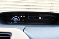 メーターパネル内にもブルーのアクセントが加えられている。