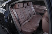 リアシートには身長178cmのスタッフが余裕をもって座れた。ヒーター、ベンチレーターとも完備のうえ、膝裏にあたる部分の座面がソフトになっているのが心地いい。