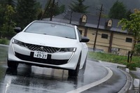 プジョー初となる電子制御アクティブサスペンションを搭載する「508」。サスペンション形式はフロントがストラットで、リアがマルチリンク。