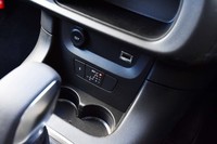 シフトレバーの前方にはカップホルダーやシフトポジションのインジケーター、アクセサリー用ソケットなどが配置される。