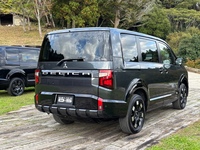 リアまわりは「DELICA」のロゴがガーニッシュに入るようになった。バンパーの下がブラックパターンになっているのも新しい。