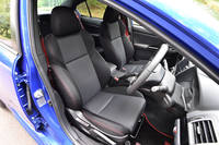 シート表皮については、もともとアルカンターラとトリコットの組み合わせだったものを、ファブリックとトリコットの組み合わせに変更し、軽量化を果たしている。