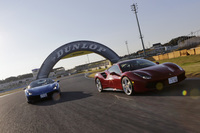 筑波サーキットのダンロップブリッジを抜け、続くコーナーへと向かう2台の「フェラーリ488」。その印象を山野哲也選手が語り尽くす。（photo：北畠主税）