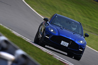 サーキットを超高速で、しかも背の高いSUVでドライブしているという感覚は希薄。リニアな操縦性は、誰もがよく知るアストンマーティンのスポーツカーそのものだった。