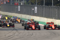 スタート直後のターン1に進入する各マシン。ポールシッターのシャルル・ルクレール（写真中央）に、セバスチャン・ベッテルらが続いた。（Photo=Red Bull Racing）