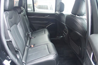 3人掛けの2列目シート。背もたれには60：40の分割可倒機構が備わる。