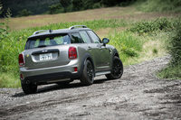 モーターとエンジンを合わせたパワープラント全体では224psの最高出力と385Nmの最大トルクを発生する「クーパーS EクロスオーバーALL4」。0-100km/hは6.8秒と公称されている。