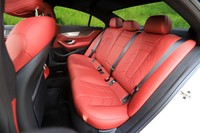 フロントも含めてシート表皮はなめらかな肌ざわりのナッパレザーが標準。リアの足元空間は十分だが、ファストバックスタイルのためヘッドルームはそれなり。