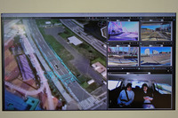 遠隔管制センターでは、車両を俯瞰（ふかん）したような画面（写真左）や、車内の様子（同右下）などを高精細な映像で確認できる。