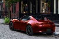 リトラクタブルハードトップの「ロードスターRF」。発表当時「『トライアンフGT6』に似てる！」と思ったのだけど、誰も理解してくれなかった……。