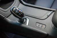 センターコンソールに備わる8段ATのシフトセレクターと、走行モード切り替えスイッチ。