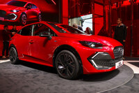 新型「ルノー・クリオ」。ボディーサイズは全長✕全幅✕全高＝4116✕1768✕1451mm。いずれも先代よりも拡大している。デザインは、2025年5月にステランティスに移籍した、ジル・ヴィダル氏の置き土産ともいえる。