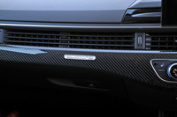 ダッシュボードに装着された「quattro」のバッジ。「RS 4アバント」にはセンターLSD付きのフルタイム4WDシステムが装備される。