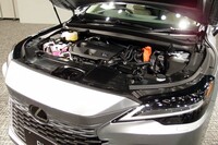 内燃機関は2.5リッター直4エンジンまたは2.4リッター直4ターボエンジン。写真は前者をベースとするプラグインハイブリッド車のエンジンルーム。