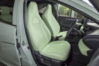 合皮のレザーシートのカラーリングも全8種類。ヘッドレスト一体型のほかにセパレート型のコンフォートシートも選べる。