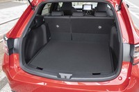 後席使用時のラゲッジスペースの容量は329リッター。側面に張り出しがなく、四角いスペースとして使えるのがうれしい。