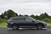 「パサートヴァリアントTSIエレガンス アドバンス」のサイドビュー。ボディーサイズは全長×全幅×全高＝4785×1830×1510mm、ホイールベースは2790mm。