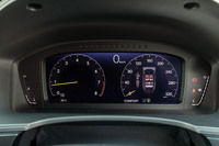 「コンフォート」および「スポーツ」モードでは、液晶メーターの表示はコンベンショナルな2眼式。指針の色は「タイプＲ」伝統の黄色で、速度計には320km/hまで目盛りがふられている。