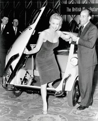 自らのレース活動を「BMW 328」で始めたモスは、その縁からか英国での「BMWイセッタ」の発表会ではこのようにスーツ姿でゲストを務めた。（BMW）