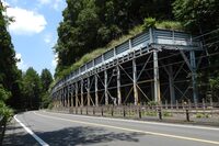 青梅街道と並走するJR青梅線。ホント、こういうなんでもない風情がたまらないのよ、青梅街道は。