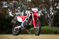 車両重量は「CRF450R」の112kgに対して131kg。カラーリングは、ホンダのモトクロッサー伝統の「エクストリームレッド」のみとなっている。