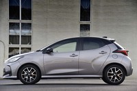 新型「ヤリス」のボディーサイズは先代とほとんど変わらないが、ホイールベースは40mm延長。ルーフのピークポイントを後方にずらし、リアホイール前方にブーメラン型のラインを入れるなどして躍動感が演出されている。