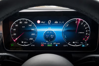 最新のメルセデスではおなじみの液晶式メーターパネル。電費が185km/kWhとなっているのは、待ち合わせ場所まで運転してきた編集部のスタッフが電力を温存してくれていたため。