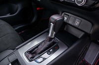 シフトノブ、シフトブーツともに、ボルドーレッドのステッチで飾られる。