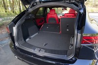 荷室の容量は577～1234リッター。後席を起こした状態では、「Fペース」（508～1598リッター）をしのぐ積載量となっている。