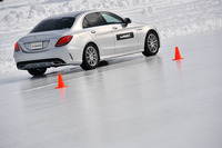 「アイスガード6」では、凍結路面に対する摩擦効果と排水効果を両立。装着当初からハイレベルな氷上性能を発揮できるとうたわれる。