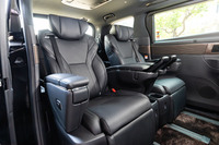 乗り心地の改善を図るべくトヨタとしては初となるゴムのシートマウントを採用している。