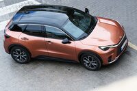 「LBX」を俯瞰（ふかん）で見たところ。ショルダー部は複数のキャラクターラインが斜めに走っているだけでなく、リアドアパネルまでボディーを絞り、そこからボンと膨らませているのだ。