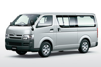 2004年に登場した現行型「トヨタ・ハイエース」。かつてはネッツ店で販売される姉妹車「レジアスエース」も存在したが、2020年5月の販売チャンネル統合にともない消滅した。