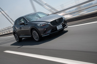 足まわりの仕様も大幅に変更されており、フロントのダンパーやスタビライザー、コイルスプリングの改良のほか、姿勢制御システムの「G-ベクタリングコントロール」や電動パワーステアリングについても制御が見直されている。