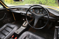 天地の薄い優雅なダッシュボードが特徴的なインテリア。サイドブレーキは運転席の右側に備わっている。