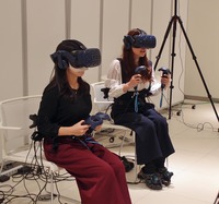 車両の外側に居ながら、アバターとして車中に“乗り込む”2人の女性。車内の乗員は彼女たちとともにドライブできる一方、彼女たちは実際に移動することなくドライブ体験ができるようになる。