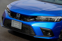 ブルーの「H」エンブレムを採用し、グリルはグロスブラックとしている。