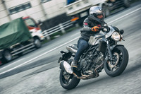 197kgという軽い車両重量と、Vツインモデルならではのスリムなボディーが特徴の「SV650X」。フロントフォークにはプリロードアジャスターが備わっており、ライダーの好みに応じたサスペンションセッティングが可能となっている。