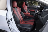 大胆なカラーリングが特徴的な“Fスポーツ”専用の本革スポーツシート。ヘッドレストには「F SPORT」の型押しが施される。