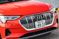 八角形のシングルフレームグリルには、エアの流量を最適化するためのフラップが備わる。