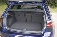 ラゲッジスペースの容量は、ガソリンモデルと同じ380リッター～1270リッター。