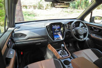 こちらは新型「フォレスター」のインテリア。11.3インチという大きな縦型センターディスプレイが目を引く。