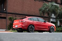 4本出しのテールパイプもブラックでコーディネート。可変バルブが内蔵されており、用途に応じてエキゾーストサウンドも変えられる。