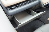 グローブボックスは開けてびっくりの引き出し式。ご覧のとおりの大容量。