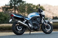 3種類のカラーリングが用意される「CB1000F」だが、「SE」で選べるのは「ウルフシルバーメタリック（ブルーストライプ）」のみ。名手フレディ・スペンサーのAMAマシンに着想を得た往年のグラフィック、通称“スペンサーカラー”そのものだ。