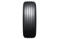 4本のストレートグルーブとナローグルーブを組み合わせた非対称パターンが目を引く「アドバンV61」のトレッドデザイン。