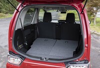 背もたれを前に倒すと座面が沈み込むため、完全にフラットな空間になる。