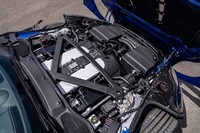 フロントミドに搭載される5.2リッターV12ツインターボエンジンは、最高出力639ps、最大トルク700Nmという実力。0-100km/h加速3.7秒、最高速度334km/hというデータが発表されている。