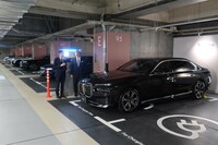 「FREUDE by BMW」と同時に、麻布台ヒルズの地下駐車場にオープンした「BMW Destination Charging‐麻布台ヒルズステーション」。BMWブランド以外のクルマも利用できる。