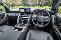 水平基調のインストゥルメントパネルの造形は、車両の傾きを直感的に理解できるよう配慮したもの。過去のモデルがあまりに多くの盗難被害に遭ったため、新型ではスタートスイッチに指紋認証機能が採用された。